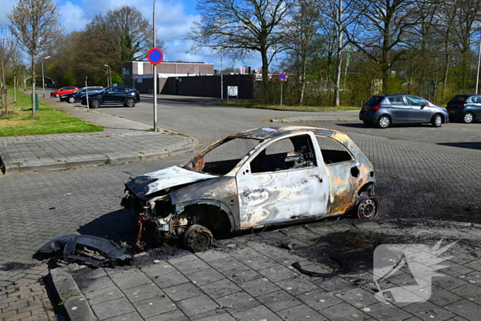 Personenauto volledig uitgebrand; wrak goed zichtbaar in daglicht