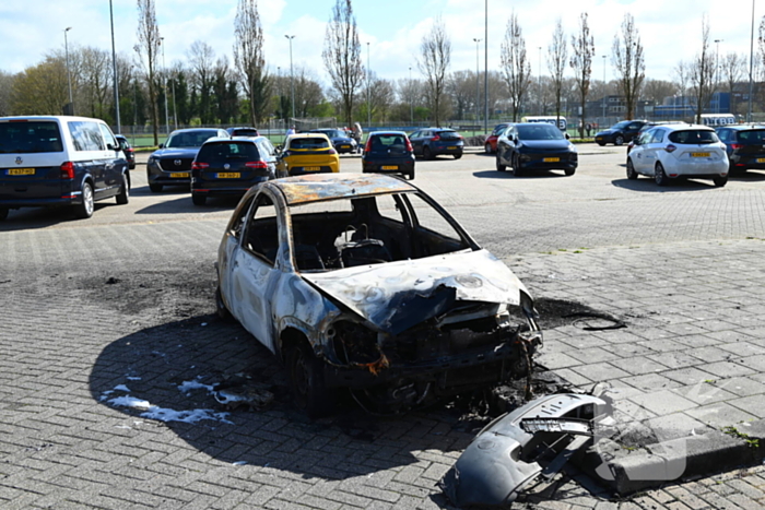 Personenauto volledig uitgebrand; wrak goed zichtbaar in daglicht
