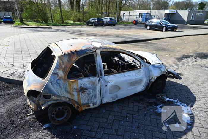 Personenauto volledig uitgebrand; wrak goed zichtbaar in daglicht