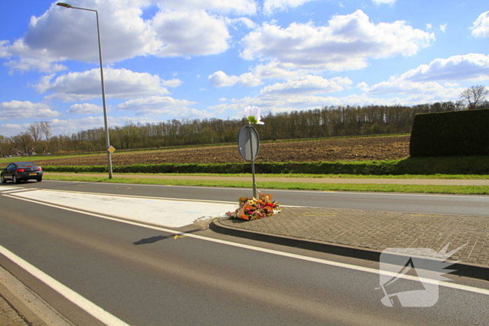 Meerdere bloemen gelegd op plaats dodelijk ongeval