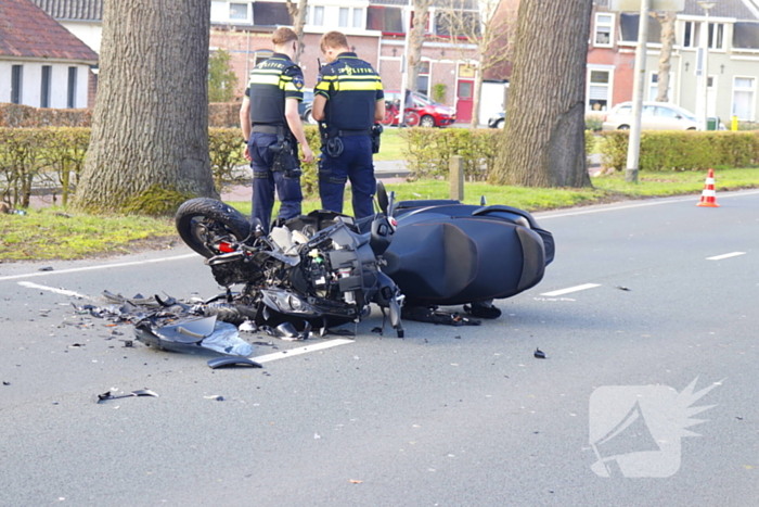 Driewieler motor klapt op auto