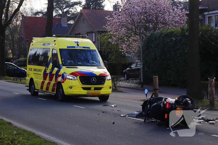 Driewieler motor klapt op auto