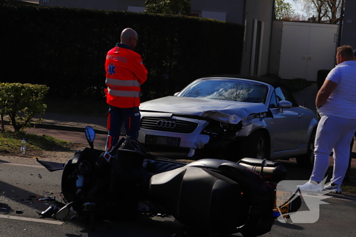 Driewieler motor klapt op auto