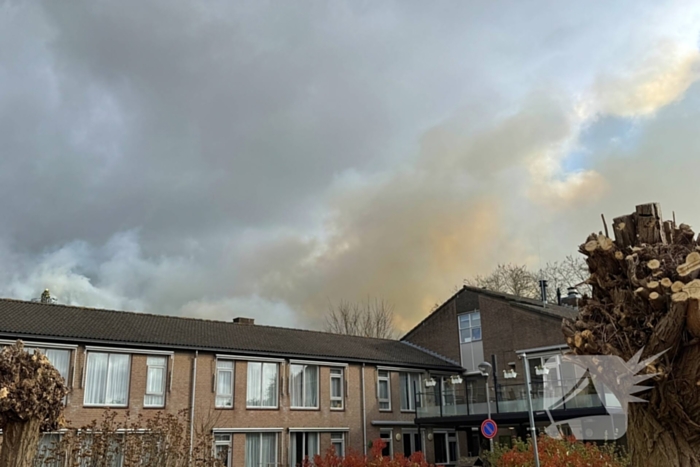 Grote brand bij Villa Maasdonk, rook te zien vanaf A59