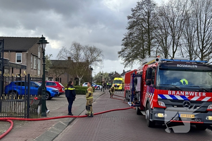Grote brand bij Villa Maasdonk, rook te zien vanaf A59