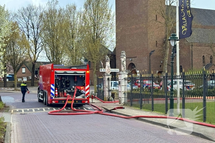 Grote brand bij Villa Maasdonk, rook te zien vanaf A59