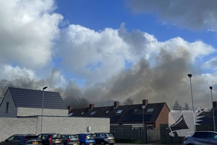 Grote brand bij Villa Maasdonk, rook te zien vanaf A59