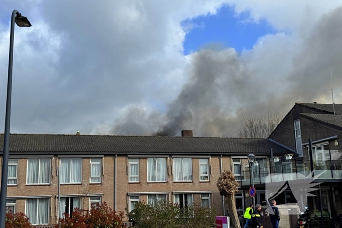Grote brand bij Villa Maasdonk, rook te zien vanaf A59