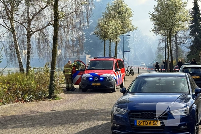 Grote brand bij Villa Maasdonk, rook te zien vanaf A59