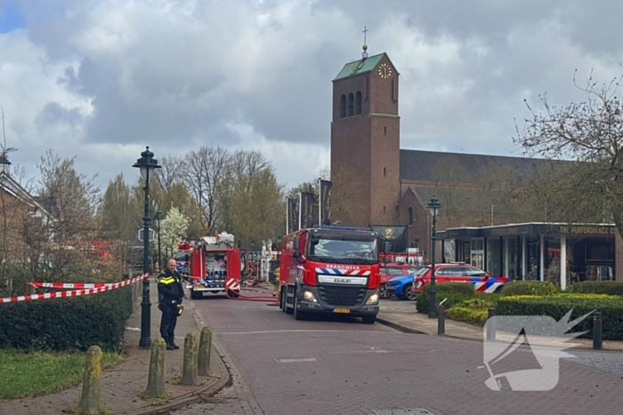 Grote brand bij Villa Maasdonk, rook te zien vanaf A59