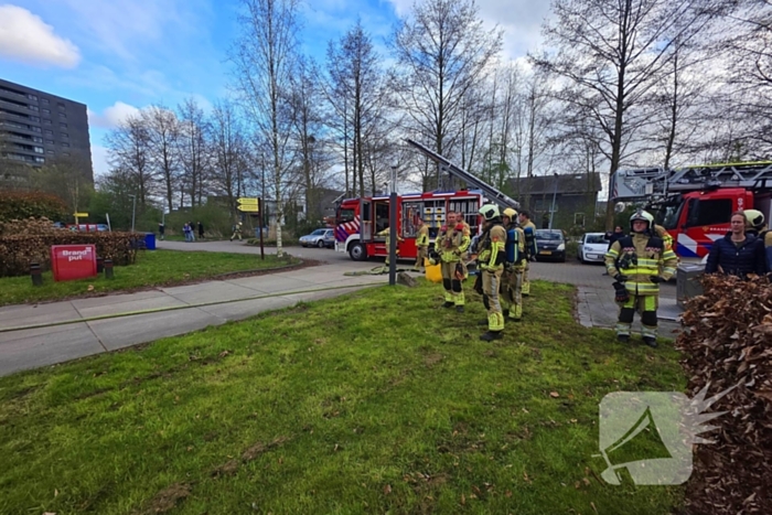 Woning volledig zwart geblakerd door brand, bewoners ontruimd