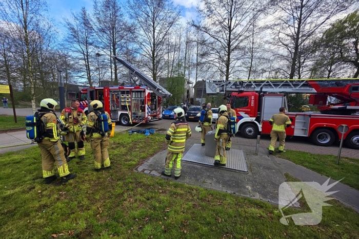 Woning volledig zwart geblakerd door brand, bewoners ontruimd