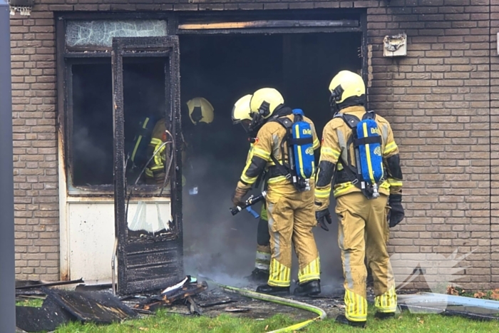 Woning volledig zwart geblakerd door brand, bewoners ontruimd