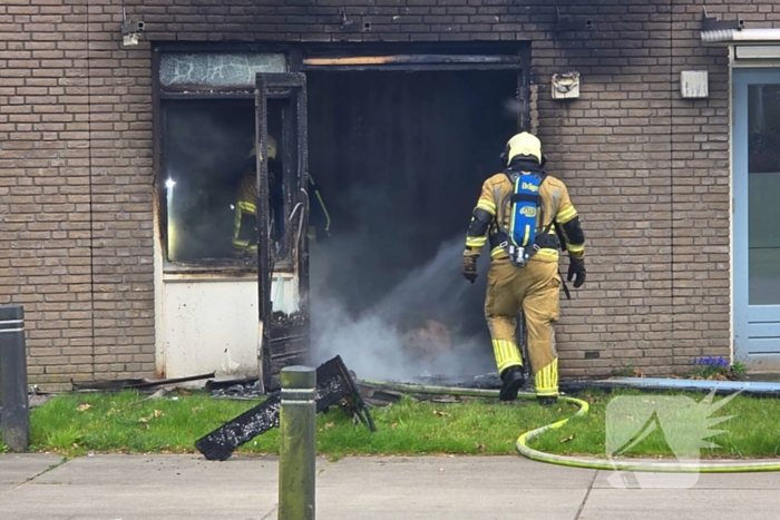 Woning volledig zwart geblakerd door brand, bewoners ontruimd