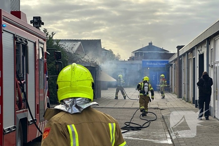 Bank in schuur vat vlam