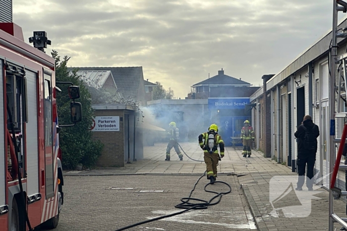 Bank in schuur vat vlam