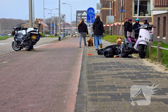 Flinke botsing tussen politiemotor en scooter na achtervolging; weg volledig dicht