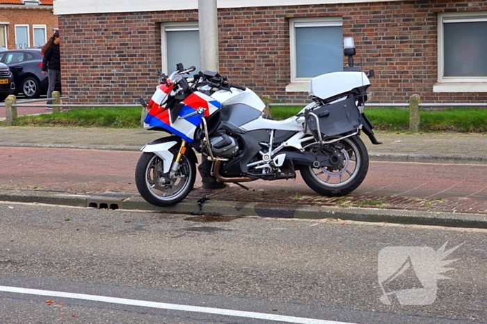 Flinke botsing tussen politiemotor en scooter na achtervolging; weg volledig dicht