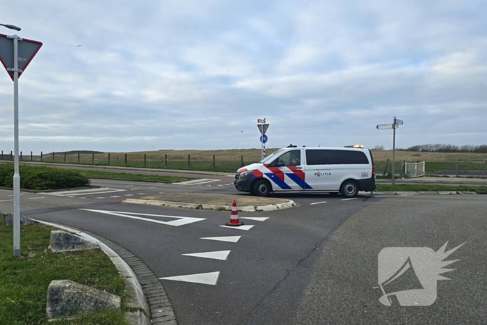 Flinke botsing tussen politiemotor en scooter na achtervolging; weg volledig dicht