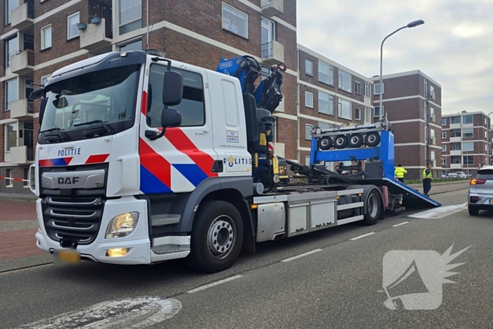 Flinke botsing tussen politiemotor en scooter na achtervolging; weg volledig dicht