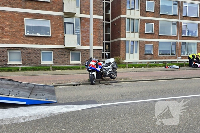 Flinke botsing tussen politiemotor en scooter na achtervolging; weg volledig dicht