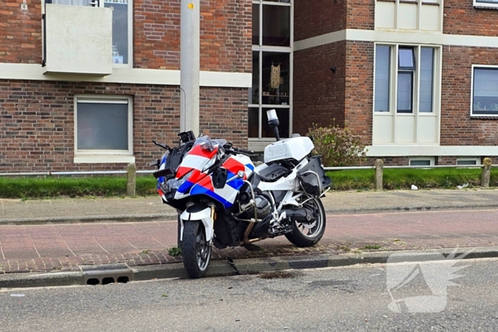 Flinke botsing tussen politiemotor en scooter na achtervolging; weg volledig dicht