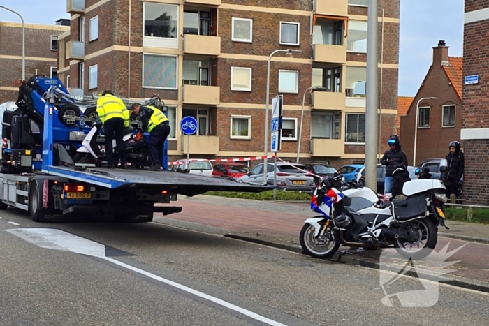 Flinke botsing tussen politiemotor en scooter na achtervolging; weg volledig dicht