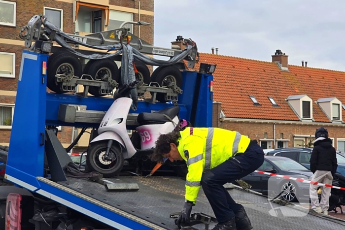 Flinke botsing tussen politiemotor en scooter na achtervolging; weg volledig dicht