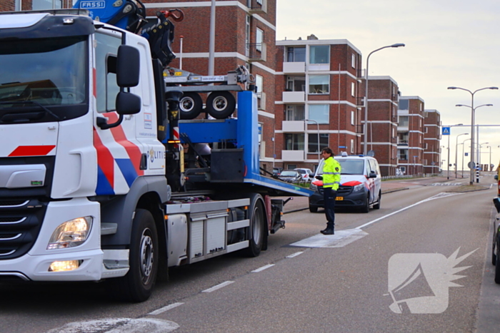 Flinke botsing tussen politiemotor en scooter na achtervolging; weg volledig dicht