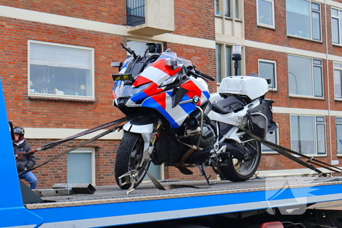 Flinke botsing tussen politiemotor en scooter na achtervolging; weg volledig dicht