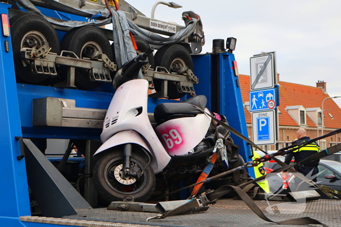 Flinke botsing tussen politiemotor en scooter na achtervolging; weg volledig dicht