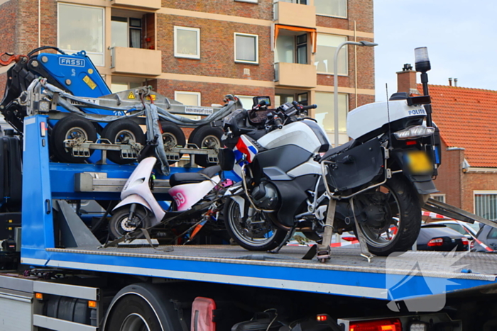 Flinke botsing tussen politiemotor en scooter na achtervolging; weg volledig dicht