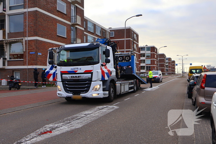 Flinke botsing tussen politiemotor en scooter na achtervolging; weg volledig dicht