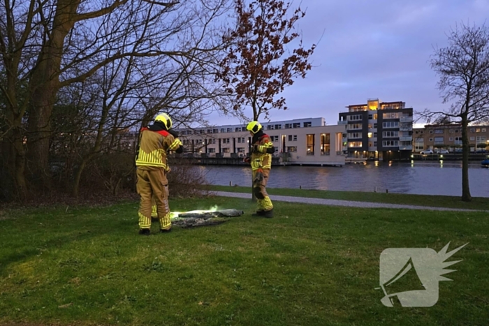 Brandweer dooft smeulende rommel