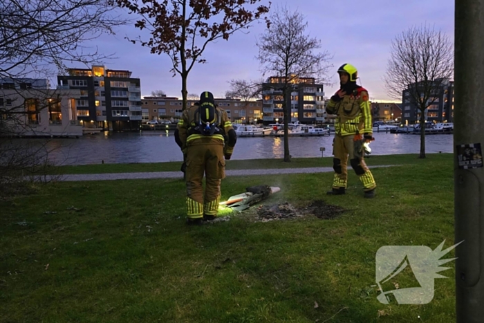 Brandweer dooft smeulende rommel