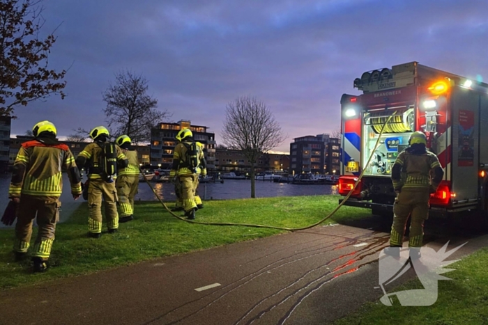 Brandweer dooft smeulende rommel