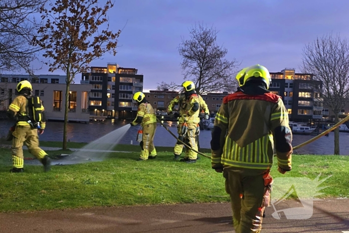 Brandweer dooft smeulende rommel