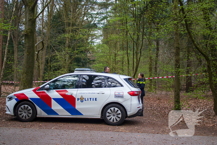 Overleden persoon aangetroffen in bos Politie doet onderzoek
