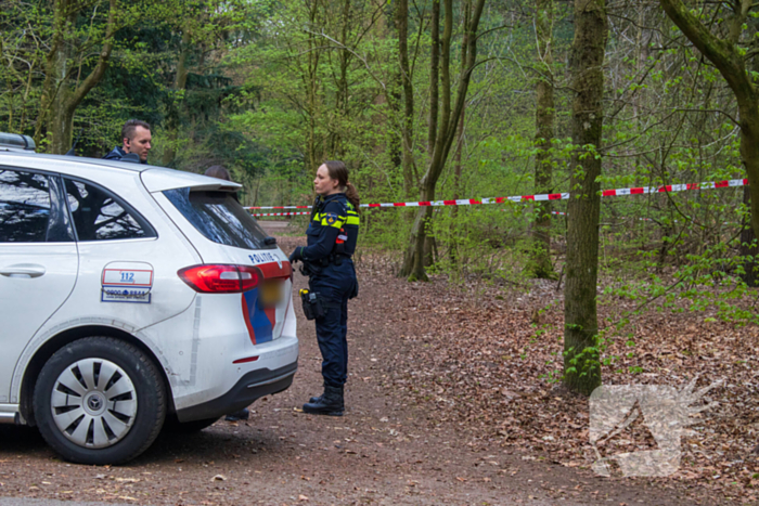 Overleden persoon aangetroffen in bos Politie doet onderzoek