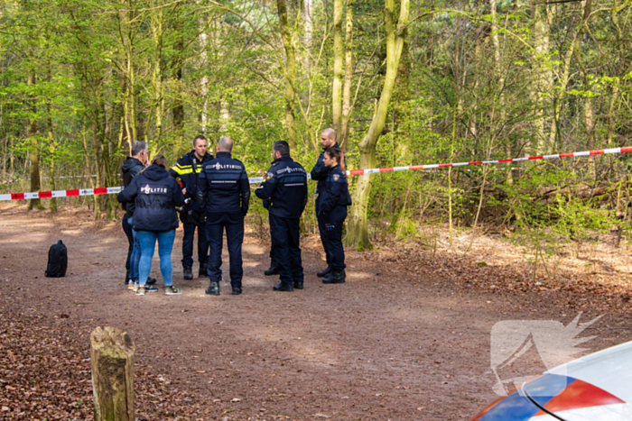 Overleden persoon aangetroffen in bos Politie doet onderzoek