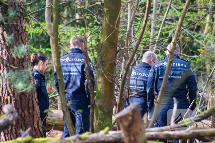 Overleden persoon aangetroffen in bos Politie doet onderzoek