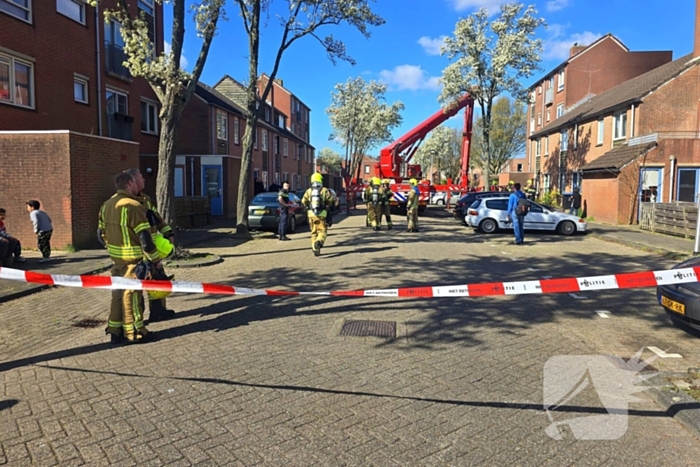 Brandweer schaalt op bij woningbrand