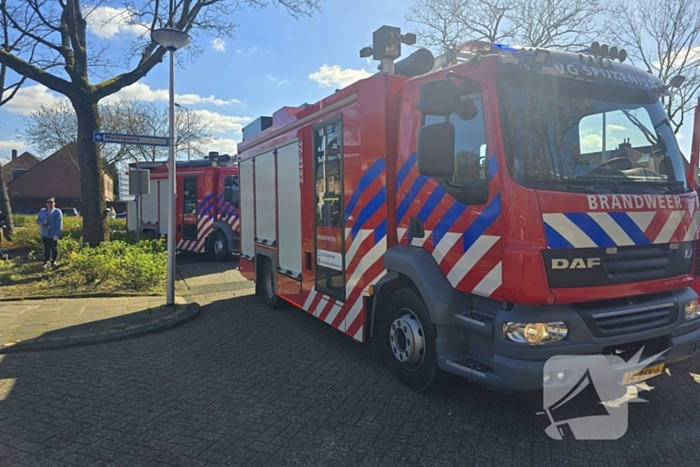 Brandweer schaalt op bij woningbrand