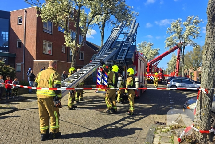 Brandweer schaalt op bij woningbrand