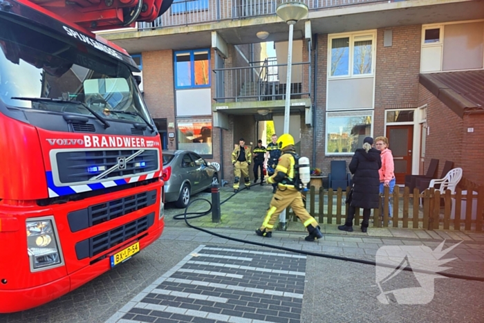 Brand in portiekflat snel onder controle