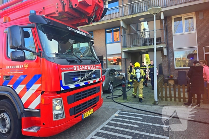 Brand in portiekflat snel onder controle