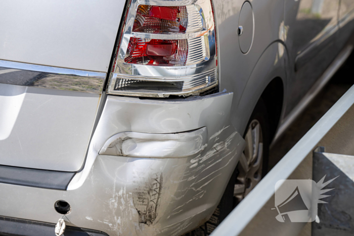 Schade en vertraging na kop-staartbotsing