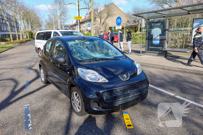 Overstekende voetgangen geschept door auto