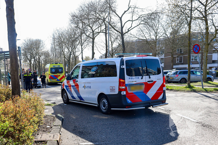 Overstekende voetgangen geschept door auto