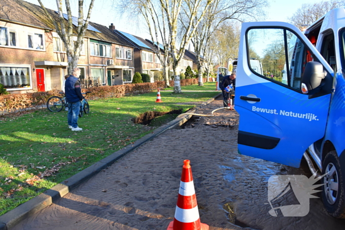 Straten onder water door gesprongen waterleiding